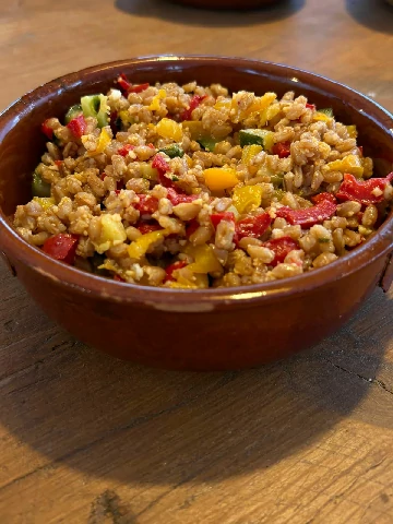 Insalata di farro con verdure colorate