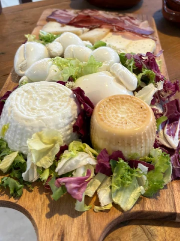 Ricotta fresca, mozzarella e formaggi pugliesi