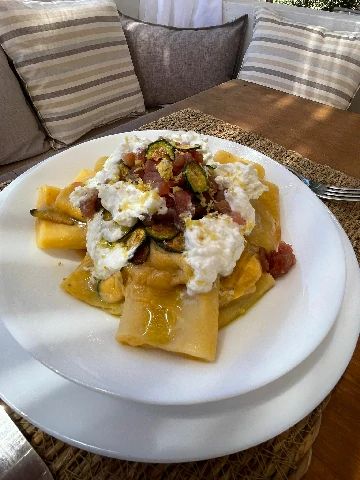 Paccheri con burrata, zucchine e guanciale – menù gourmet
