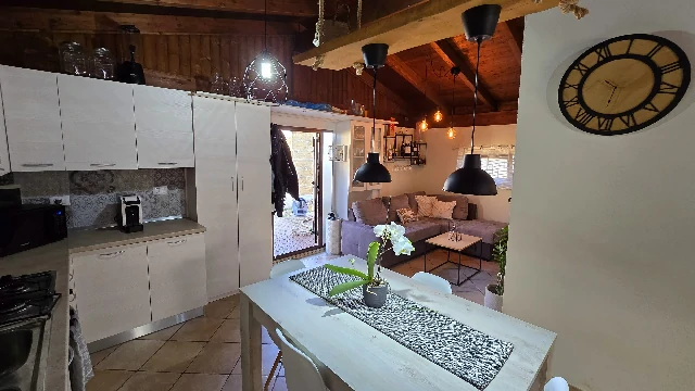 Cucina moderna con travi in legno