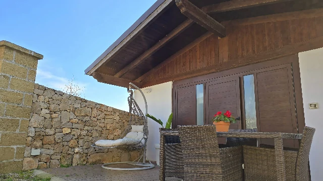 Esterno di Home Restaurant Kalispera ad Alliste con muro in pietra salentina